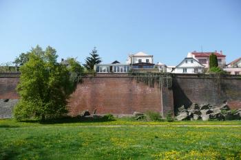 dochovaný úsek hradby mezi Katovskou brankou a zaniklou Blažejskou bránou ( © Jan P. Štěpánek 04/2009)