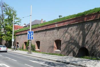 část barokního opevnění v západní části města nedaleko terezské brány ( © Jan P. Štěpánek 04/2009)