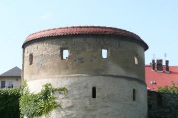 mohutná dovnitř otevřená oválná bašta v opevnění města na severozápadě ( © Jan P. Štěpánek 06/2009)