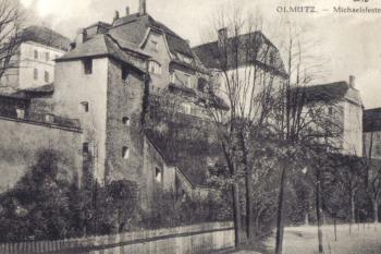 Olomouc - hradby a Michalský výpad na pohlednici psané 23.6.1913 (soukr.sbírka IvoR) (© E.B.O.)