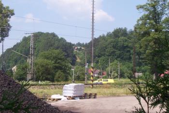 Kyšperk - Pohled z vlakového nádraží na hradní kopec (vlevo) a kopec se zámeckou zahradou s vyhlídkou (vpravo) (© Ivo Rozehnal, 07/2010)