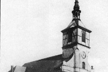 V roce 1894 byly sundány zvony a věž kostela snížena. ( © J.Chmiel, J.Szymik - Stará Karviná ve fotografii.)
