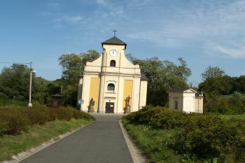 Celkový pohled na kostel sv. Petra z Alkantary (kostel je vlivem poddolování nakloněn na stranu) ( © Miroslav BITTER 07/2007)