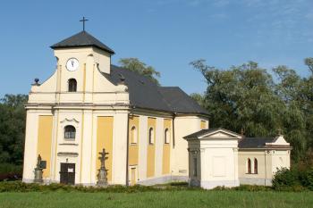 Celkový pohled na kostel sv. Petra z Alkantary i na hrobky v jeho blízkosti. ( © Miroslav BITTER 07/2007)