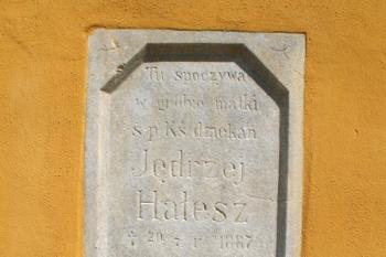 Kámen s epitafem z hrobu faráře P.Jedrzeja Halesze z roku 1887 - vestavěný do venkovní zdi kostela v roce 1995 ( © Miroslav BITTER 07/2007)