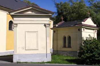 Pohled na zadní části hrobek Fornierů (vlevo) a Staňků ( © Jan P. Štěpánek 09/2007)