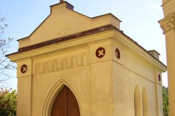 Pohled na čelní část hrobky rodiny Staňků ( © Jan P. Štěpánek 09/2007)