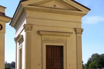 Pohled na čelní část hrobky rodu Fornerů ( © Jan P. Štěpánek 09/2007)