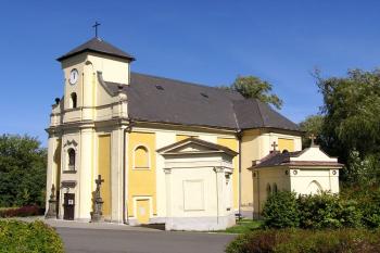 Pohled na kostel se souborem dvou hrobek od jihozápadu ( © Jan P. Štěpánek 09/2007)