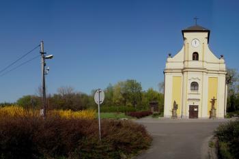 Pohled na kostel a okolí, panorama (© Martin Sohr, 04/2009)