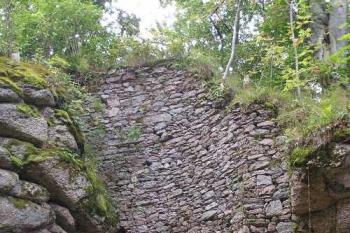 Pohled z nádvoří na úsek hradby spojující dva skalní bloky (© Jan P. Štěpánek 08/2006)