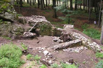 Nedávno odkryté základy vstupní brány do přední části hradu (© Jan P. Štěpánek 08/2006)