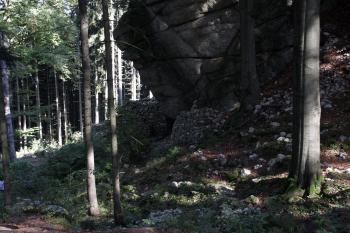 Průchod pod skalním převisem do jádra hradu - není na původním místě brány ( © Iva Spurná 26.9.2009)