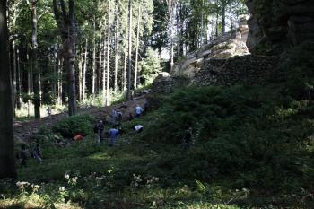 Na hradě stále probíhají výkopové práce, které provádí p. Belcredi ( © Iva Spurná 26.9.2009)