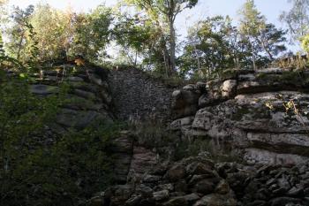 Hradba jádra hradu na skále ( © Iva Spurná 26.9.2009)