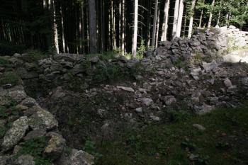 Vykopaná hradba přední části hradu ( © Iva Spurná 26.9.2009)