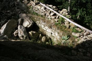 Vykopaná hradba přední části hradu ( © Iva Spurná 26.9.2009)