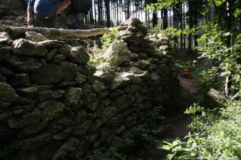 Vykopaná hradba přední části hradu ( © Iva Spurná 26.9.2009)