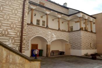 zadní trakt radnice s arkádami a sgrafity (© Martin  Višňa, 04/2011)