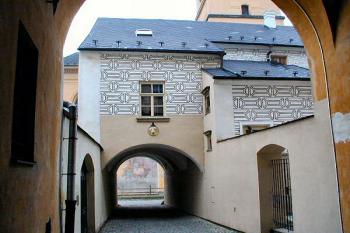 dvorní arkádové křídlo s podloubím na Kostelní náměstí ( © Pavel Zany Komárek 2/12/2000)
