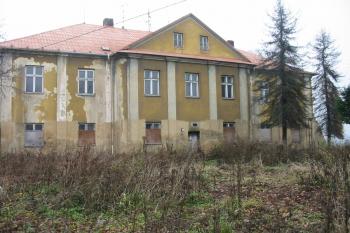 jižní,parková strana se vstupním risalitem,zakončným štítem, a s četnými pilastry (© D Dohňanský, 12/2015)