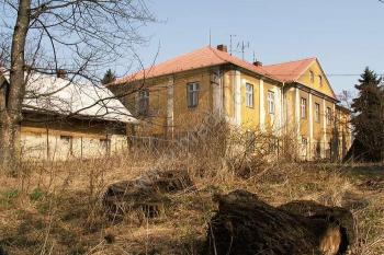 Pohled na budovu zámku a na žalostný stav zámecké zahrady. ( © Miroslav BITTER 03/2007)