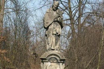 Socha sv. Jana Nepomuckého, která se nachází poblíž zámeckého areálu. ( © Miroslav BITTER 03/2007)