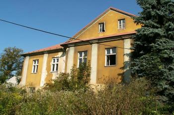 Pohled na průčelí zámku s hlavním vstupem (který není vidět, neboť celá dříve udržovaná zámecká zahrada je dnes pohlcena bujnou vegetací). (© Miroslav BITTER 06/2006)