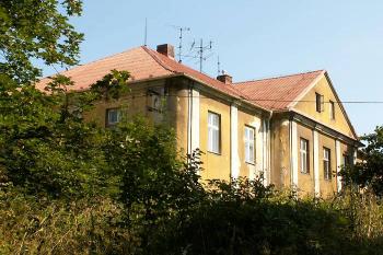 Dříve hlavní vstupní průčelí zámku je dnes zarostlé a jen stěží přístupné. (© Miroslav BITTER 06/2006)