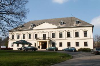 Pohled na průčelí zámku ( © Miroslav BITTER 04/2006)