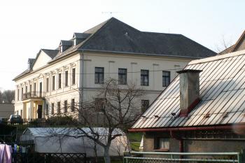 Pohled na zámek od východu, kdy je dobře patrné zadní prodloužené křídlo zámku. ( © Miroslav BITTER 04/2006)