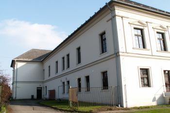 Pohled od západu na zadní fasádu zámku s krátkým křídlem ( © Miroslav BITTER 04/2006)