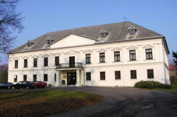 Jižní fasáda zámku v Prstné ( © Jan P. Štěpánek 11/2006)