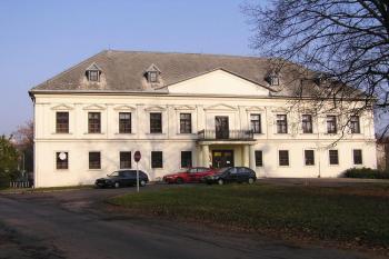 Čelní pohled na zámek ( © Jan P. Štěpánek 11/2006)