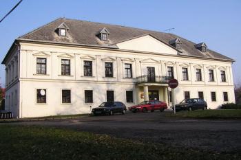 Pohled na zámek od jihozápadu ( © Jan P. Štěpánek 11/2006)