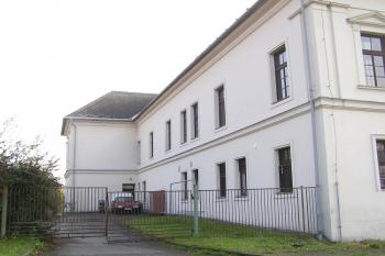 Pohled od západu na zadní fasádu zámku s krátkým křídlem ( © Jan P. Štěpánek 11/2006)