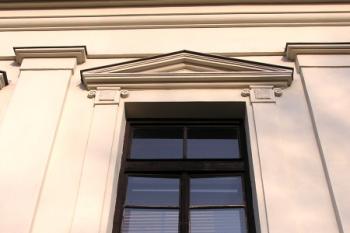 Ukázka zdobení hlavní fasády ( © Jan P. Štěpánek 11/2006)