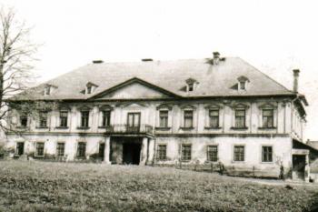 Zámek na fotografii z roku 1968 ( © Památkový ústav v Ostravě)