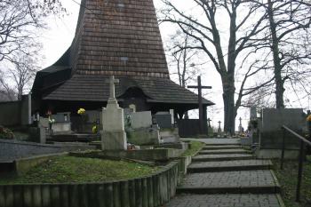 v sousedství tvrze stojí tento nádherný kostelík (© D Dohňanský, 12/2013)