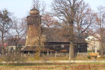 Pohled na kostel od jihu, z místa bývalé tvrze (© Jan P. Štěpánek, 11/2006)