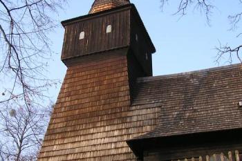 Západní část kostela s dřevěnou zvonicovou věží v čele (© Jan P. Štěpánek, 11/2006)