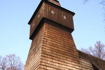 Štíhlá vysoká zvonice v čele kostela (© Jan P. Štěpánek, 11/2006)