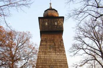 Západní průčelí  kostela se štíhlou zvonicí v čele (© Jan P. Štěpánek, 11/2006)