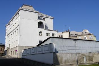 Pohled na boční a zadní trakt radnice z Těšínské ulice ( © Jan P. Štěpánek 02/2007)