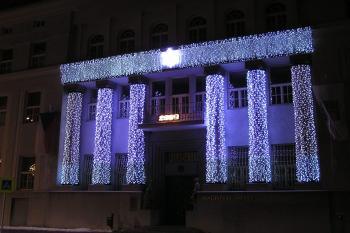 vánoční výzdoba vstupního průčelí frýdecké radnice ( © Jan P. Štěpánek 12/2009)