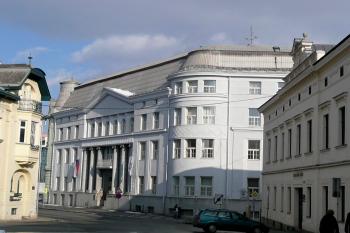pohled z Radniční ulice na hlavní průčelí frýdecké radnice ( © Jan P. Štěpánek 02/2010)