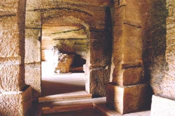 Interiér kaple tesané ve skále (© Petr Šantrůček 07/2004)