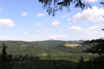 Pohled z Baranské skály na Lysou horu v pozadí ( © Jan P. Štěpánek 2005)