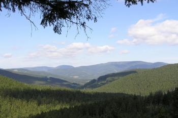 Pohled z hrádku do údolí řeky Ostravice a v pozadí na hory Kněhyni a Smrk ( © Jan P. Štěpánek 2005)