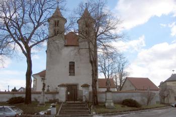 Průčelí kostela ( © Jiří Čížek 02/2005)